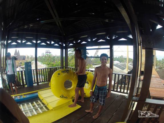 Preparando-se para descer de boia com o Antonio mais um dos escorregadores do Beach Park, em Fortaleza, capital do Ceará